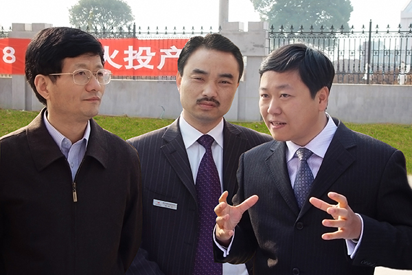 2004年12月，时任江西省委书记孟建柱（左一）视察高安腾博会诚信为本,专业服务!，指示加快项目建设，为江西水泥行业结构调整作出贡献