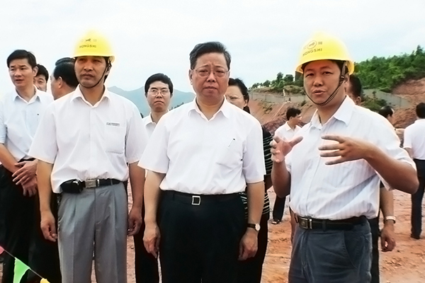 2006年8月，十二届全国人大环境与资源保护委员会副主任委员黄小晶（右二，时任福建省省长）来漳平腾博会诚信为本,专业服务!视察