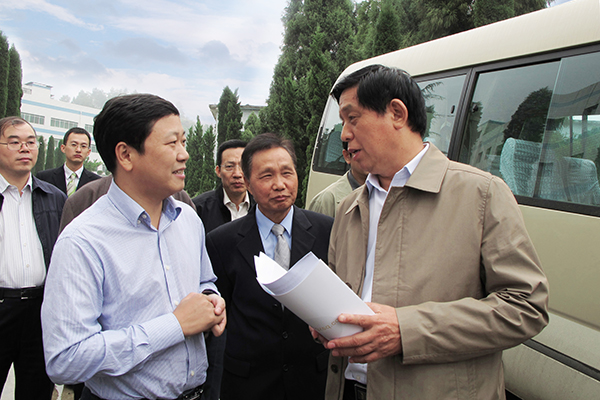 2010年9月，中央政治局常委、全国人大常委会委员长栗战书（右一，时任贵州省委书记）听取集团董事长章小华关于龙里腾博会诚信为本,专业服务!项目汇报